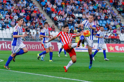 Alan Baró disputa un balón frente a un defensa del Almería.