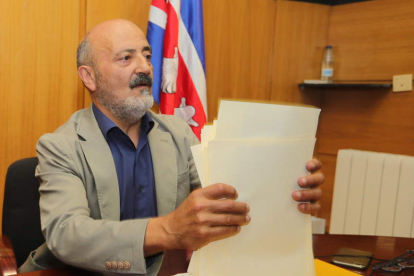 El presidente de la Confederación, en una visita al Bierzo. L. DE LA MATA