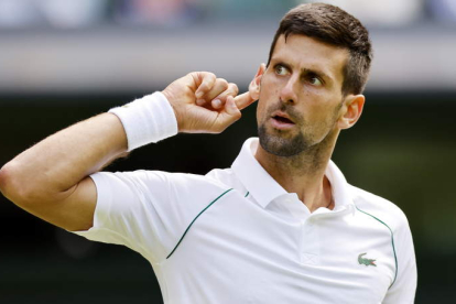 Djokovic rozó la eliminación de Wimbledon, pero terminó por imponerse a Sinner. TOLGA AKMEN