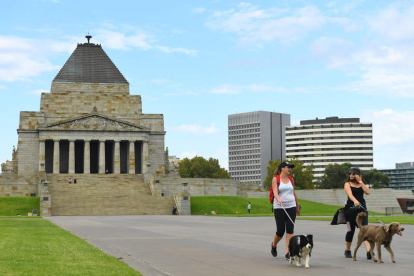Dos mujeres pasean sus perros en Melbourne, Australia. JAMES ROSS