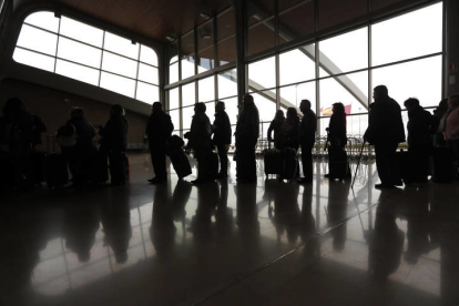 Imagen de un grupo de pasajeros en el aeropuerto de León. JESÚS F. SALVADORES