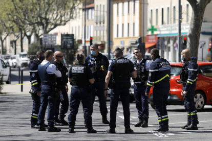 Varios policías en el exterior de los comercios donde tuvo lugar el ataque islamista.