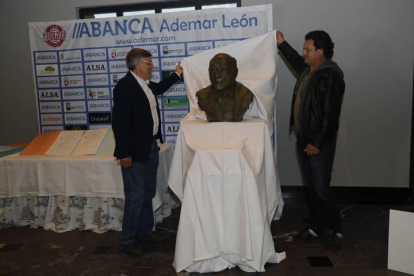 El presidente del Abanca Ademar con el busto del Hermano Tomás. con