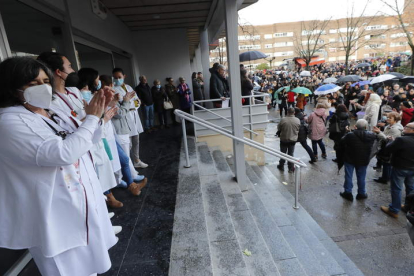 Los manifestantes se concentraron frente al centro de salud de Pico Tuerto y se sumaron varios profesionales sanitarios. ANA F. BARREDO