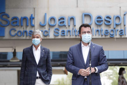 Pere Aragonés, y el conseller de Salud en su visita a un hospital de Barcelona. ALEJANDRO GARCÍA