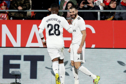 Benzema (d) y Vinicius celebran un gol del Madrid.