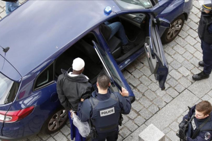 Agentes franceses arrestan a un sospechoso en una redada en Saint-Denis, en el norte de París, el 18 de noviembre del 2015, tras los ataques yihadistas de la semana anterior