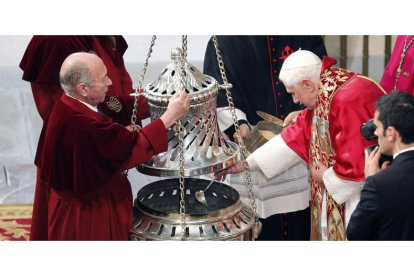 El papa Benedicto XVI introduce incienso en el botafumeiro de la catedral de Santiago de Compostela, en el Año Jacobeo 2010. Su característico uso en varias religiones estaría amenazado por la falta de agua y el crecimiento de la población humana