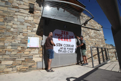 Los trabajadores desplegaron este domingo una pancarta en el Aula cerrada. ANA F. BARREDO