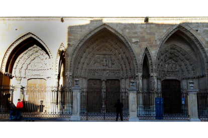 El triple pórtico ojival de la Catedral de León, que se encuentra en una situación crítica. RAMIRO