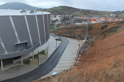 Imagen reciente del Bembibre Arena y la ladera de la antigua ladrillera de la villa.