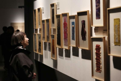 Una mujer visita una exposición en el Museo de Arte Precolombino en Santiago de Chile. ELVIS GONZÁLEZ
