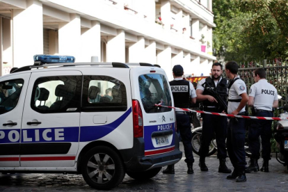 La policía francesa asegura la zona donde soldados franceses fueron heridos por un vehículo, en el este de París, en el suburbio de Levallois-Perret, el 9 de agosto