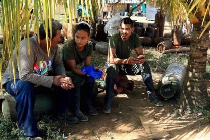Unos guerrilleros de las FARC descansan tras labores de mantenimiento durante la Conferencia Nacional, en el Diamante (Colombia), el 22 de septiembre.
