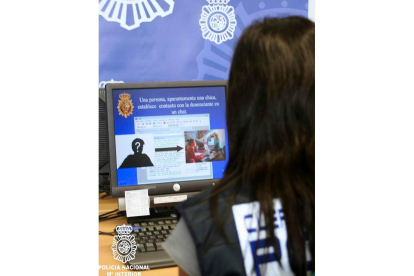 Imagen de archivo de una policía de la unidad de delitos informáticos. DL