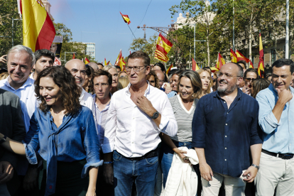 La presidenta de la Comunidad de Madrid, Isabel Díaz Ayuso, el líder del Partido Popular, Alberto Núñez Feijóo, el alcalde de Madrid, José Luis Martínez-Almeida, la portavoz del PP, Cuca Gamarra, y el presidente de la Junta de Andalucía, Juanma Moreno, entre otros, participan en la manifestación.  EFE / ANDREU DALMAU.