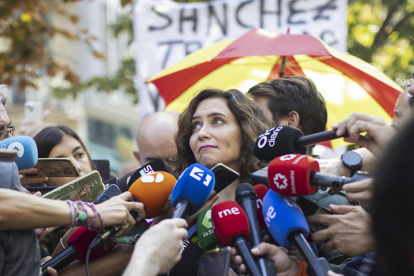La presidenta de la Comunidad de Madrid, Isabel Díaz Ayuso, participa en la manifestación. EFE / MARTA PÉREZ