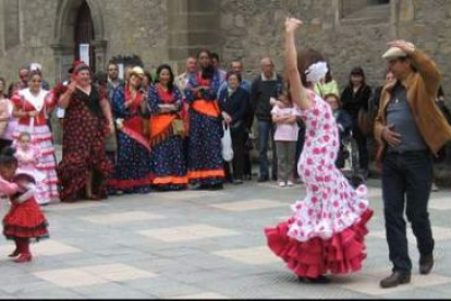 Rocío de Córdoba fue la encargada de impartir la clase de sevillanas, gran atracción de esta primera