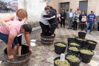 Ocho parejas participaron en la pisada de uvas recuperada ayer en Torre del Bierzo. CEBRONES