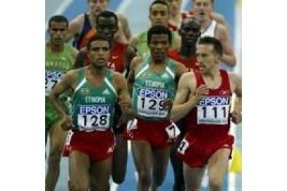 García, junto a un grupo de africanos, en el Mundial de 10.000 metros