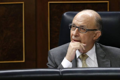 El ministro de Hacienda y Administraciones Públicas, Cristóbal Montoro, durante la sesión de control esta mañana en el Congreso de los Diputados.