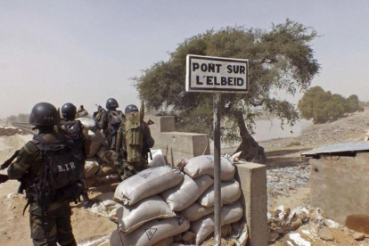 Soldados de Camerún custodian la frontera con Nigeria, cerca del campo de refugiados que ha bombardeado el Ejército nigeriano.