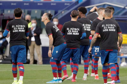 Los jugadores del Levante lucen una camiseta en la que se puede leer la oposición a la Superliga. BRUQUE