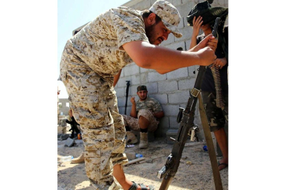 Un soldado libio limpia su armamento.