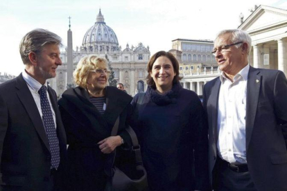 El alcalde de Zaragoza, Pedro Santisteve, Carmena, Colau y el alcalde de Valencia, Joan Ribó, el pasado viernes en la plaza de San Pedro, en el Vaticano.