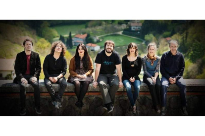 Foto de familia del conjunto Euskal Barrokensemble. Enrike Solinís, su director, es el segundo por la izquierda. DL