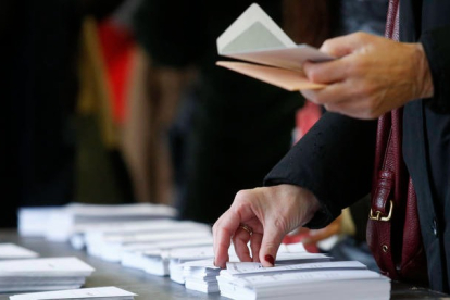 Las urnas en cuatro municipios leoneses tienen un gran valor estadístico. FERNANDO OTERO