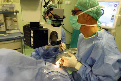 Las operaciones de cataratas ya se realizan con gafas 3D y con pantalla de 55 pulgadas. MARCIANO PÉREZ