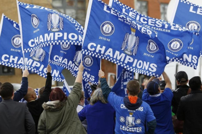 Aficionados del Leicester celebran el título de Liga.