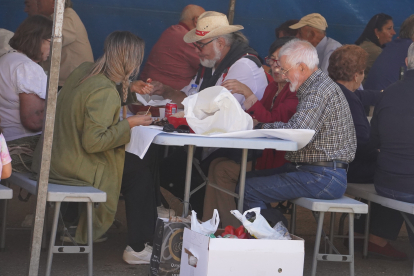 Feria del pimiento de Fresno de la Vega, en la jornada del domingo. J. NOTARIO