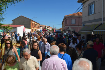 Feria del pimiento de Fresno de la Vega, en la jornada del domingo. J. NOTARIO