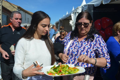 Feria del pimiento de Fresno de la Vega, en la jornada del domingo. J. NOTARIO