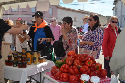 Feria del pimiento de Fresno de la Vega, en la jornada del domingo. J. NOTARIO