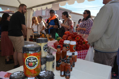 Feria del pimiento de Fresno de la Vega, en la jornada del domingo. J. NOTARIO