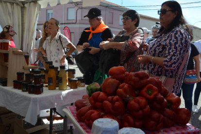 Feria del pimiento de Fresno de la Vega, en la jornada del domingo. J. NOTARIO