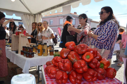 Feria del pimiento de Fresno de la Vega, en la jornada del domingo. J. NOTARIO