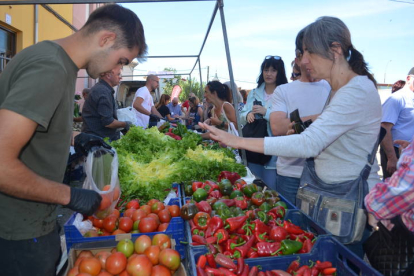 Feria del pimiento de Fresno de la Vega, en la jornada del domingo. J. NOTARIO