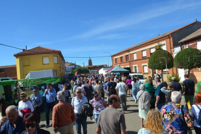 Feria del pimiento de Fresno de la Vega, en la jornada del domingo. J. NOTARIO