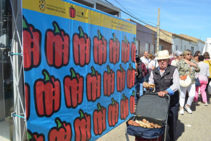 Feria del pimiento de Fresno de la Vega, en la jornada del domingo. J. NOTARIO