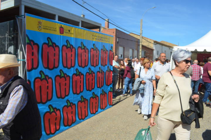 Feria del pimiento de Fresno de la Vega, en la jornada del domingo. J. NOTARIO