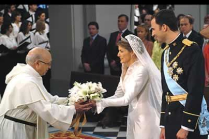 Doña Letizia ha ofrecido su ramo de novia a la Virgen de Atocha, considerada la patrona de la Corte, tras su enlace matrimonial con el Príncipe de Asturias.