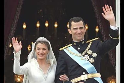 Los Príncipes de Asturias han ofrecido a las 14:24 horas una de las imágenes más esperadas del día cuando han saludado, desde el balcón central del Palacio Real.