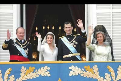 Don Juan Carlos y Doña Sofía y el resto de la Familia Real, junto a los Príncipes de Asturias, saludaron a los congregados en la plaza.