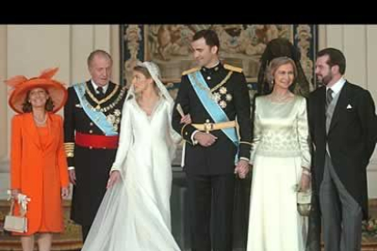 Los Príncipes de Asturias se fotografían con los invitados a la ceremonia en el palacio Real.