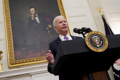 Joe Biden ayer, en su primer acto oficial como presidente de EE UU en el despacho oval de la Casa Blanca. AL DRAGO