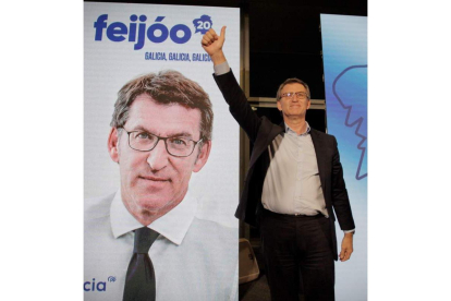Los candidatos a presidir el País Vasco y Galicia, Íñigo Urkullu y Alberto Núñez-Feijóo. JAVIER ETZEZARRETA/CABALAR